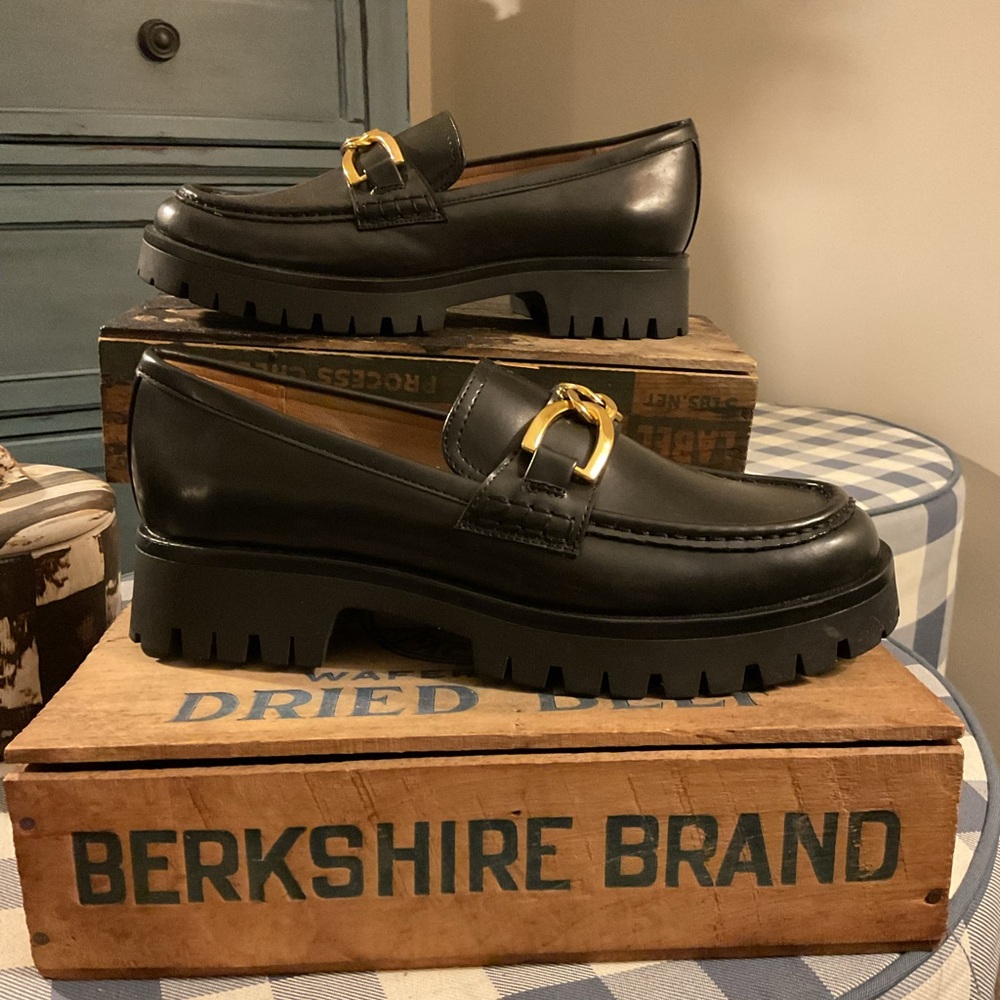 NWOT NINE WEST Black Chunky Chain Lug Sole Loafers Gold Hardware Sz 8.5